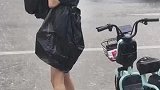 塑料袋是防水的，所以这么做很合理