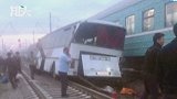 平交道口堵车，长途巴士进退两难，火车强行开路，致1死多人受伤