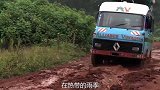 在喀麦隆和巴西泥泞道路上，司机遇到相同的困难却有着不同的结局