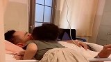 爸爸生病住院，女儿就是这样陪床的，不愧是小棉袄看着都热！