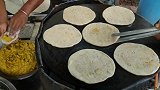 孟买街头，看看印度人是怎么做馅饼的，精髓在于最后的酱汁