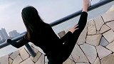 美女在翘边表演一字腿，动作和背影真美！