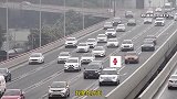 男子因科二没过破防大哭，下车猛踹围栏打狗泄愤，教练：以后上路要情绪稳定