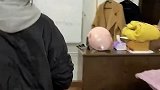 外卖小哥带着鲜花送外卖，一语将女子中伤