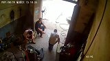 轮胎起飞砸中工人，悲剧呀