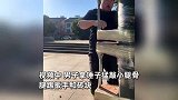 男子苦练金刚腿8年，日常拿锤猛敲小腿骨：现在可以与钢铁抗衡