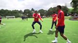足球-17年-英格兰U21队内训练欢乐多 谁失误谁被弹耳朵-专题