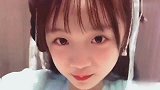 小女孩背对着大家跳舞，真的好可爱呀