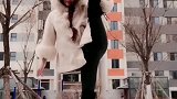 绝活表演，小姐姐身体真是很柔，一字马很厉害！