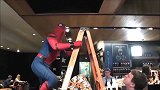 蜘蛛侠钻上饭店的楼上，然后突然出现吓众人，真是太会玩了！