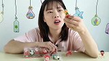 妹子拆箱吃“创意戒指糖”圣诞卡通真萌趣，香软果味浓