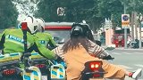 摩托小姐姐在红灯前遇险