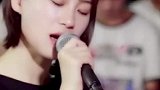 街头女歌手一曲《一直很安静》，词曲句句入心，分享给大家