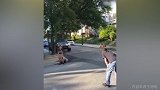 笑哭！儿子和老爸打球毫不留情残暴隔扣