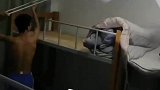 男生用拐杖戳蜘蛛没戳到，寝室炸成一锅粥