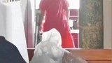 丈夫在冰箱里藏鲜花，给妻子惊喜