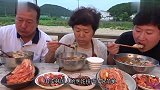 韩国人不会炒菜，大妈做饭简单粗暴一锅出，父子依然很爱吃