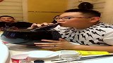 这女的不屑一顾的小表情，太到位了！