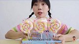 小姐姐花式吃“大大卷棉花糖”，双层夹心挤果酱，变身汉堡味道绝