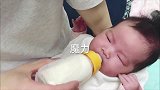 刚满月的小宝宝喂慢一点就要闹脾气，暴风喝奶模样太逗了！