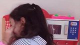 萌娃的动作，也太可爱了吧