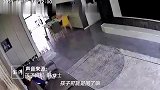 小男孩在沙发上睡着，“晕头”老爸找不到孩子紧张追出门