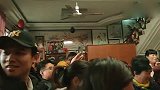 大衣哥朱之文：吃苹果的表情绝对到位，家里永远那么多人
