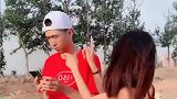 条子哥真是人见人爱啊，站在路边都引来美女，他却不会怜香惜玉！