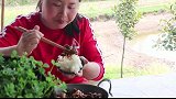 胖妹嘴馋吃猪杂乱炖，这吃相太馋人了，5碗饭下肚还没过瘾