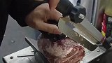 男子用刀切牛肉，没想用错了刀