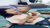 看到姐姐吃东西弟弟又来了，还想用一个亲亲换东西吃！