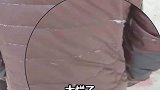 男生看到父亲穿着破旧衣服，与自己轻薄羽绒服形成鲜明对比