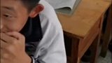 男孩物理考试第一次及格，老师课堂上暖心握手鼓励