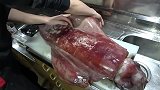 朋友送来“巨型”鱿鱼，1个38斤重，切开发现白色“箭头”！