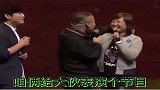 岳岳舞台上公开向贾玲索吻，场面太搞笑