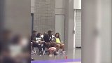 篮球-17年-儿子比赛老詹场边观战 抱女儿亲娇妻大撒狗粮-专题