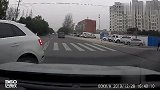 行车记录仪：正准备挂S档，幸亏我反应快！