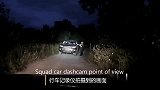 美国警察执法：嫌犯拔枪相对，女警察接下来的操作化险为夷！