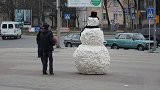 雪人恶搞，在街上伪装成雪人恶搞路人，路人非常的无奈
