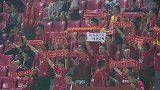 两队球迷冒雨支持球队 各种标语亮相看台萌娃抢镜