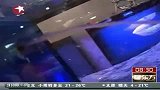 娱乐播报-20111018-实拍店家在鱼缸里装美人鱼模特冻得发抖