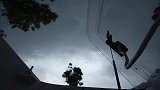 雷鸣闪电，随后倾盆大雨，瞬间淋成落汤鸡，赶紧躲房车里洗个澡