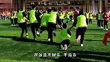 大爷太拉风了，你这是养了支狗崽队呀