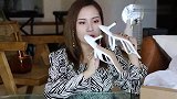 37岁闺蜜真会打扮，出门穿的“交叉带”高跟凉鞋，洋气又显高挑