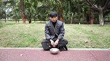 乞丐在路上遇见出手大方的同行，太逗了！