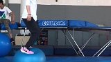 瑜伽球的新玩法，直接跳上去，就是这么简单！