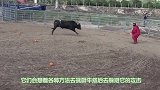 一群人隔着笼子挑逗公牛，以为很安全，结果公牛闯进了笼子