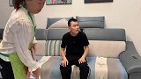 丈夫每次一出差，保姆就请病假，妻子好心去她家看望，进门发火了