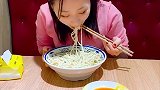 这个吸油纸不仅可以吸走油脂，还能吸走汤上面的浮沫 ，适合外卖跟肉汤