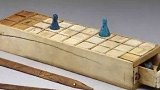 考古学家们在图坦卡蒙墓，发现了一种传说中的棋具——塞尼特棋，据说在棋盘上走完30个格子就能成为天神。
